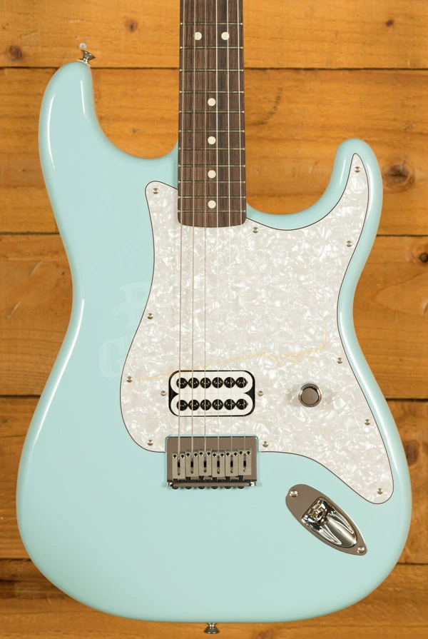 Fender Tom DeLonge Stratocaster - Rosewood - Daphne Blue