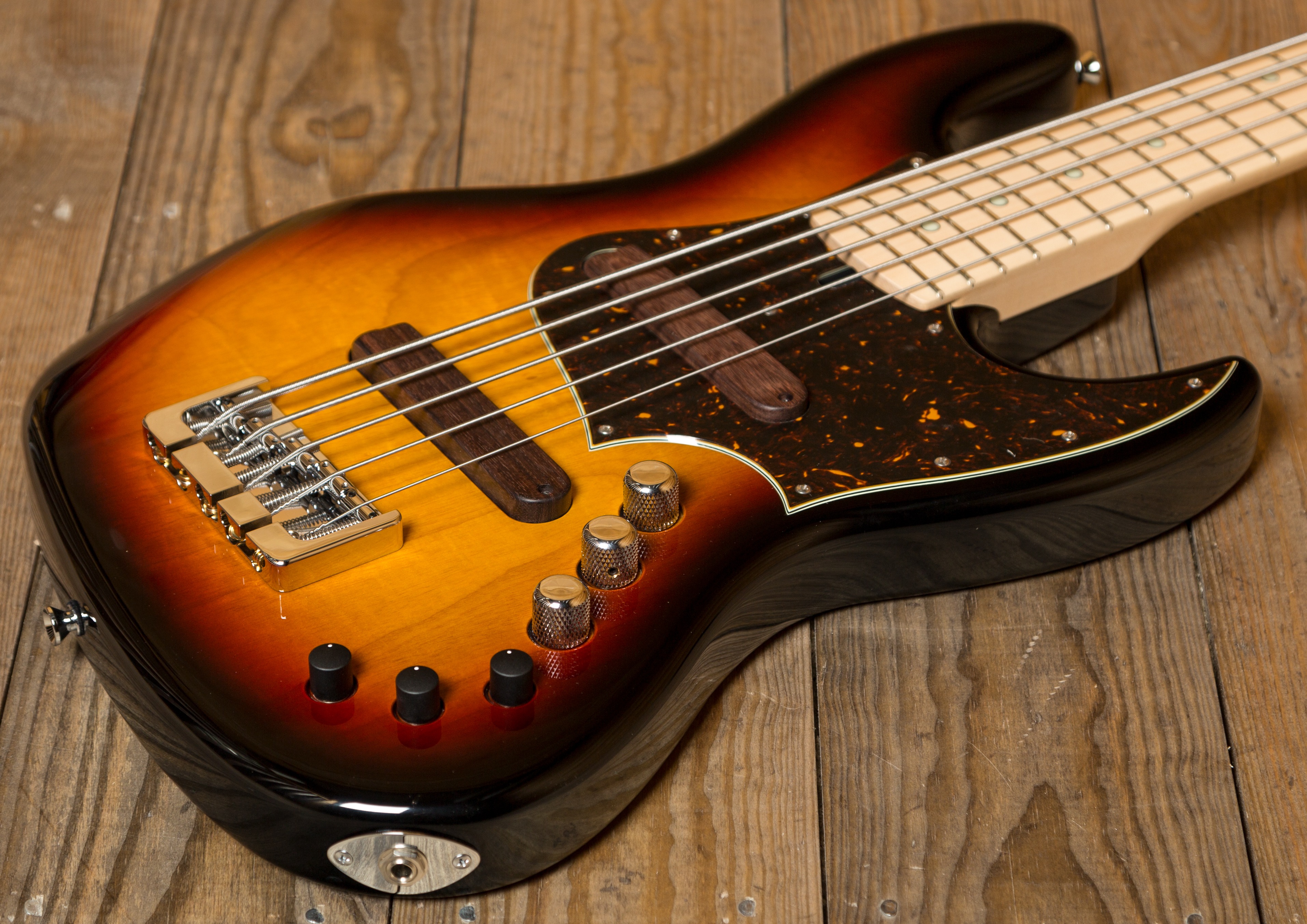 Xotic XJ-1T Lightweight 5-string Bass 3 Tone Burst Maple Neck